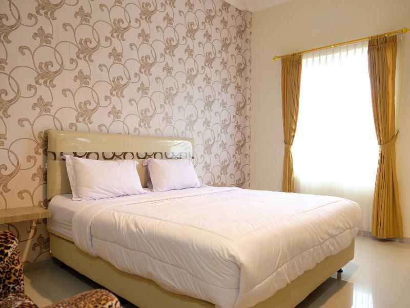 Oyo 1616 Hotel Central City 2 Tanjung Pandan Exterior foto